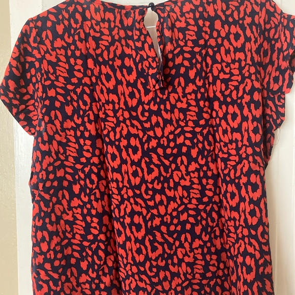 Short sleeve blouse with red pattern.  Size 1X - Picture 4 of 5
